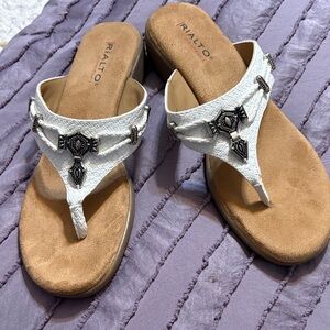 Rialto Women's White and Tan Sandals